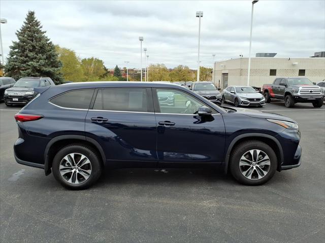 Used 2022 Toyota Highlander XLE with VIN 5TDGZRBHXNS209536 for sale in Burnsville, Minnesota