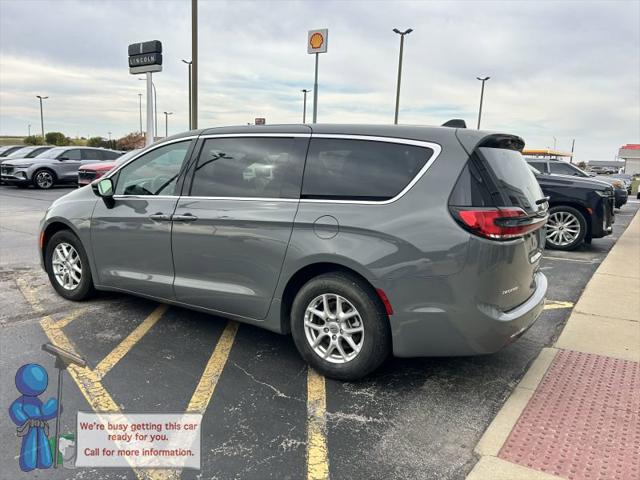 2025 Chrysler Pacifica Select