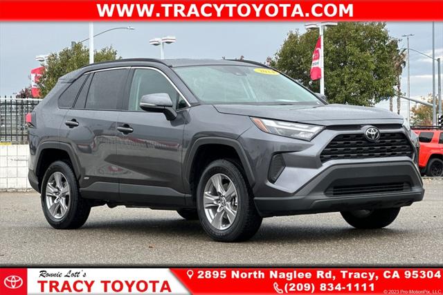 2025 Toyota RAV4 XLE's photo