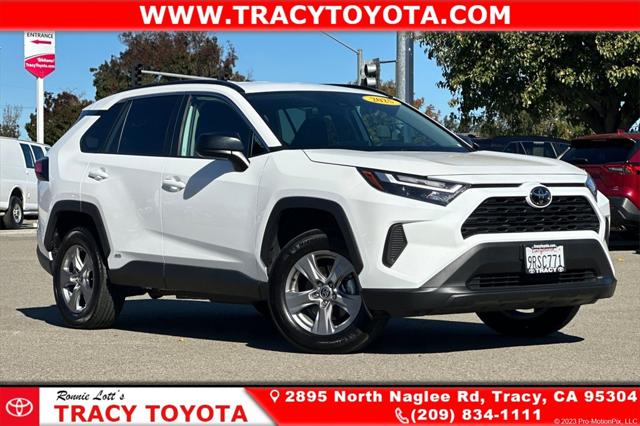 2025 Toyota RAV4 LE's photo