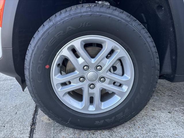 2025 Jeep Grand Cherokee GRAND CHEROKEE LAREDO 4X2