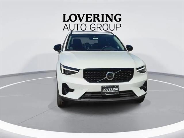 2026 Volvo XC40 Plus, B5 AWD Gas (mild hybrid), Dark