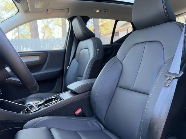 2026 Volvo XC40 Plus, B5 AWD Gas (mild hybrid), Dark