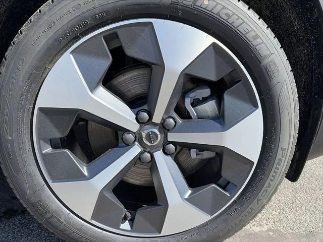 2026 Volvo XC40 Plus, B5 AWD Gas (mild hybrid), Dark