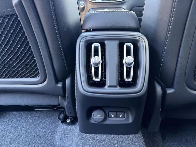 2026 Volvo XC40 Plus, B5 AWD Gas (mild hybrid), Dark