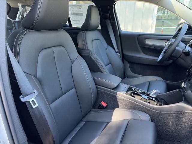 2026 Volvo XC40 Plus, B5 AWD Gas (mild hybrid), Dark