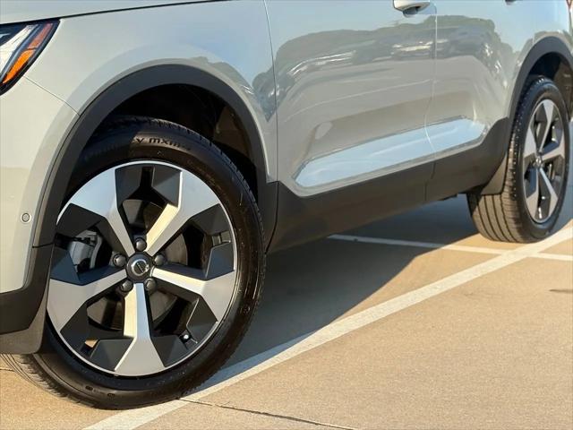 2026 Volvo XC40 Plus, B5 AWD Gas (mild hybrid), Dark