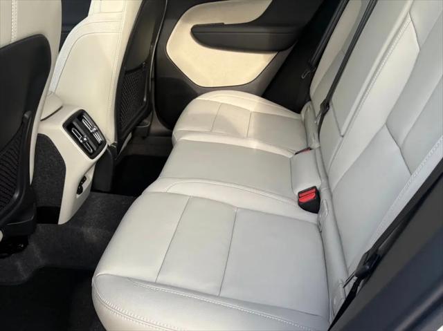 2026 Volvo XC40 Plus, B5 AWD Gas (mild hybrid), Dark