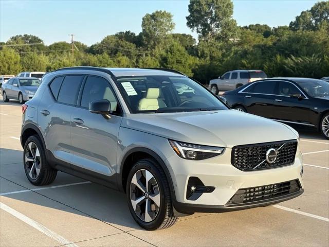 2026 Volvo XC40 Plus, B5 AWD Gas (mild hybrid), Dark