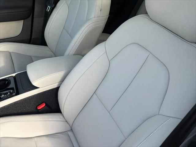 2026 Volvo XC40 Plus, B5 AWD Gas (mild hybrid), Dark