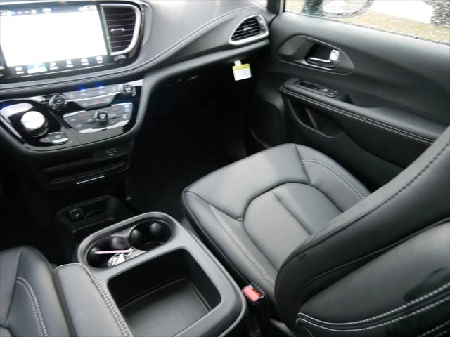 2026 Chrysler Pacifica Select AWD