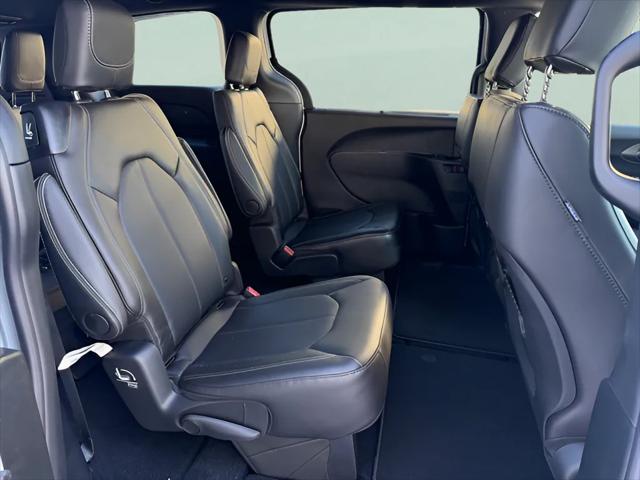2026 Chrysler Pacifica Select AWD