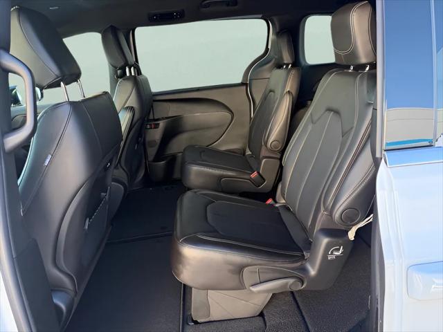2026 Chrysler Pacifica Select AWD