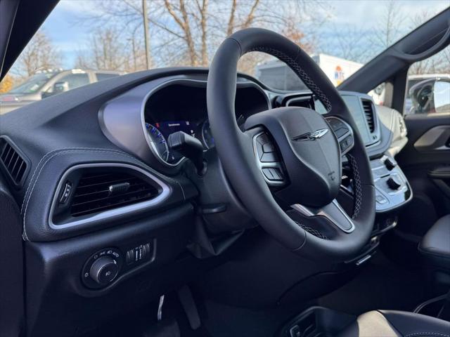 2026 Chrysler Pacifica PACIFICA SELECT AWD