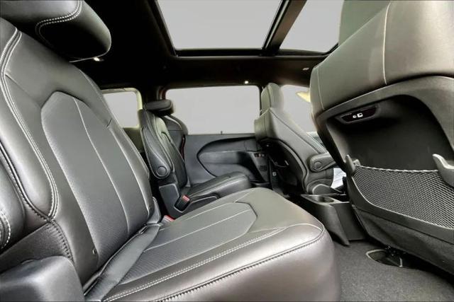 2026 Chrysler Pacifica Select AWD