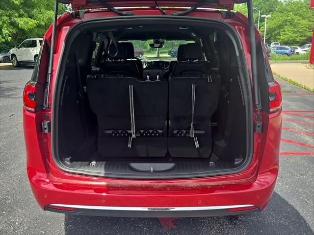 2026 Chrysler Pacifica Select AWD