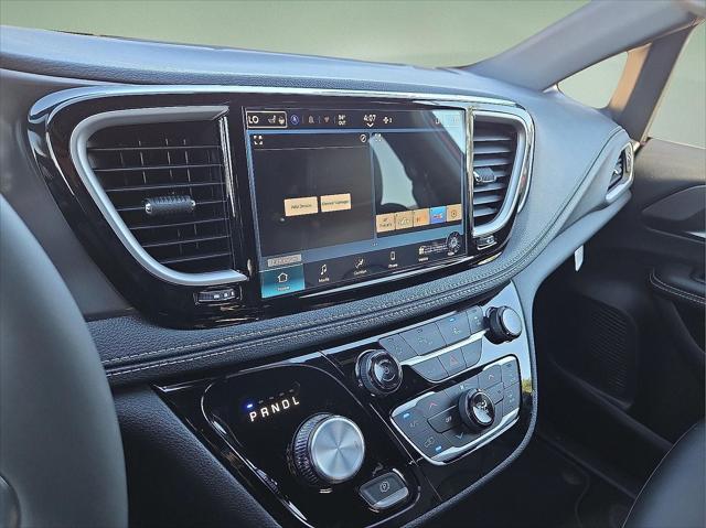 2026 Chrysler Pacifica Select AWD