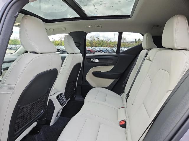 2026 Volvo XC40 Ultra, B5 AWD Gas (mild hybrid), Dark