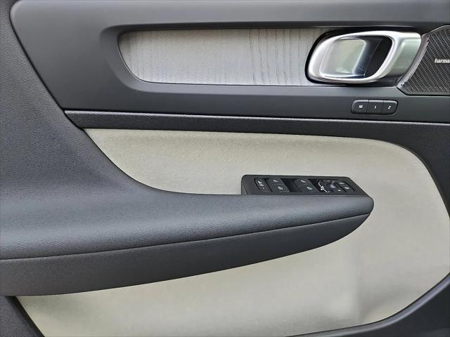 2026 Volvo XC40 Ultra, B5 AWD Gas (mild hybrid), Dark