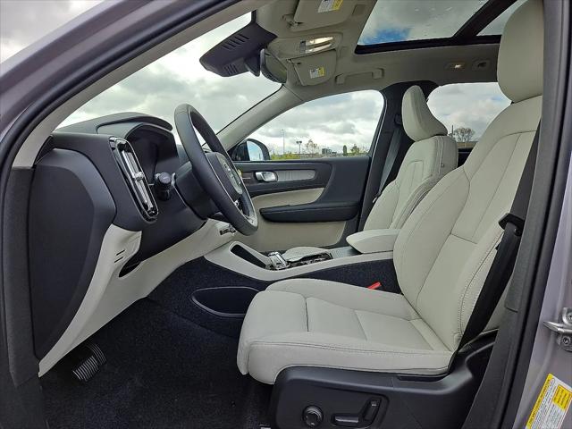 2026 Volvo XC40 Ultra, B5 AWD Gas (mild hybrid), Dark
