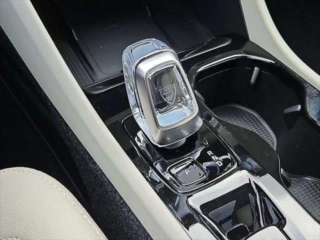 2026 Volvo XC40 Ultra, B5 AWD Gas (mild hybrid), Dark