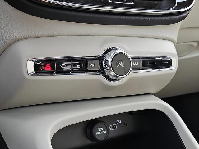 2026 Volvo XC40 Ultra, B5 AWD Gas (mild hybrid), Dark