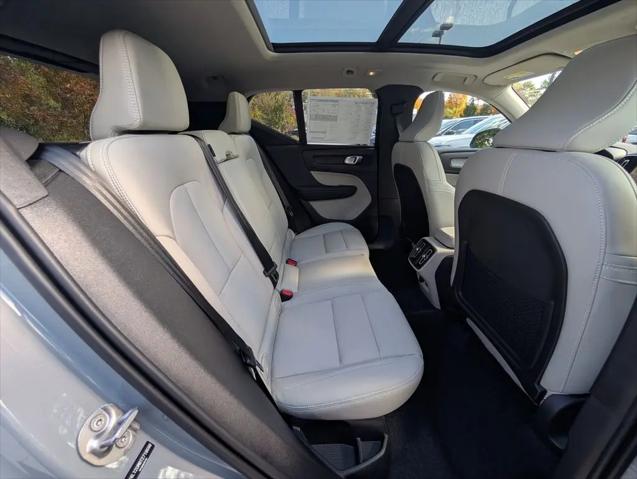 2026 Volvo XC40 Ultra, B5 AWD Gas (mild hybrid), Dark