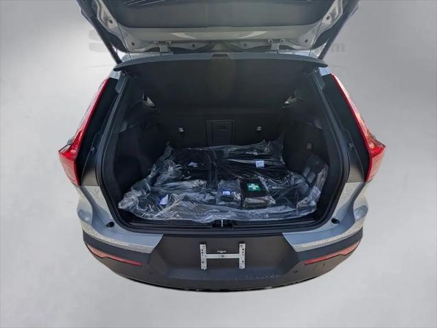 2026 Volvo XC40 Ultra, B5 AWD Gas (mild hybrid), Dark