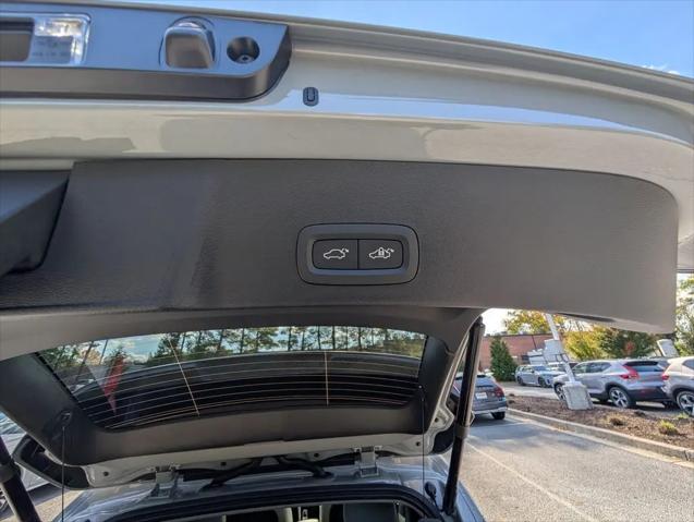 2026 Volvo XC40 Ultra, B5 AWD Gas (mild hybrid), Dark