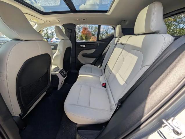 2026 Volvo XC40 Ultra, B5 AWD Gas (mild hybrid), Dark