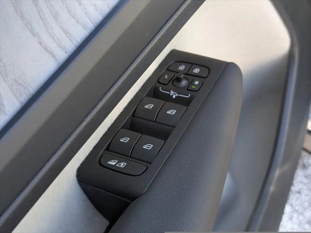 2026 Volvo XC40 Ultra, B5 AWD Gas (mild hybrid), Dark