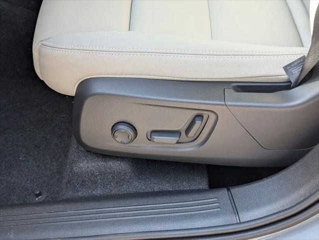 2026 Volvo XC40 Ultra, B5 AWD Gas (mild hybrid), Dark