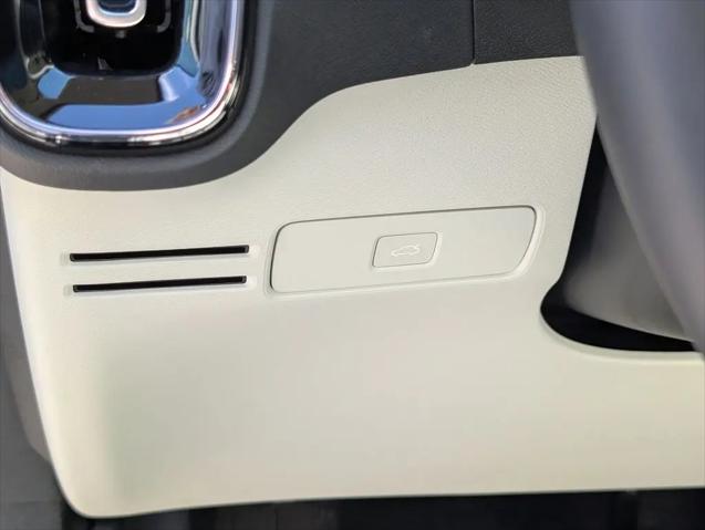 2026 Volvo XC40 Ultra, B5 AWD Gas (mild hybrid), Dark