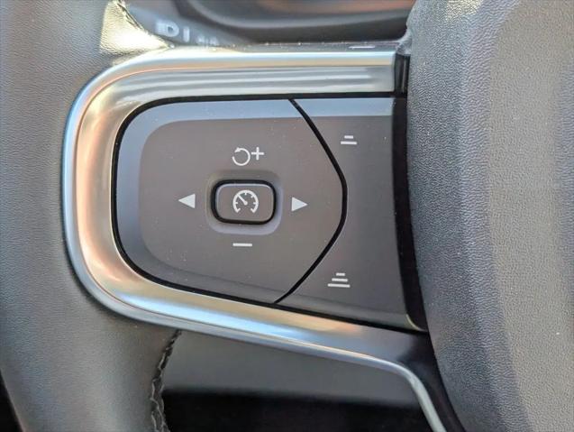 2026 Volvo XC40 Ultra, B5 AWD Gas (mild hybrid), Dark