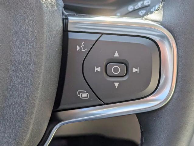 2026 Volvo XC40 Ultra, B5 AWD Gas (mild hybrid), Dark