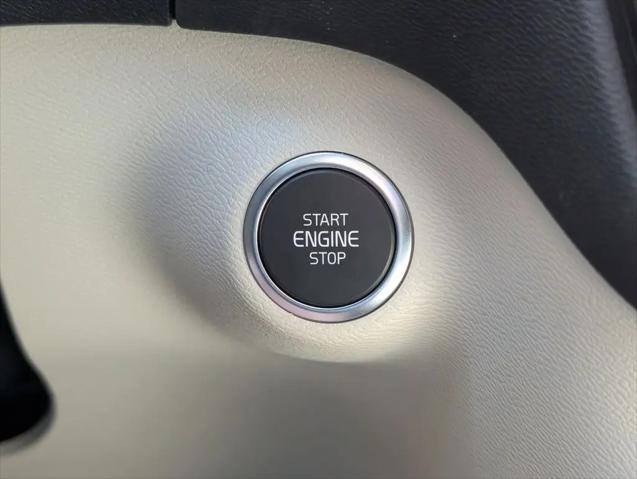 2026 Volvo XC40 Ultra, B5 AWD Gas (mild hybrid), Dark