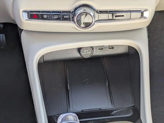 2026 Volvo XC40 Ultra, B5 AWD Gas (mild hybrid), Dark