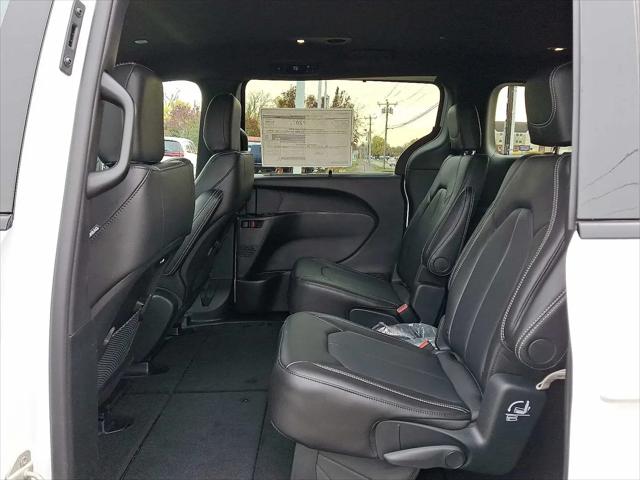 2026 Chrysler Pacifica Select AWD
