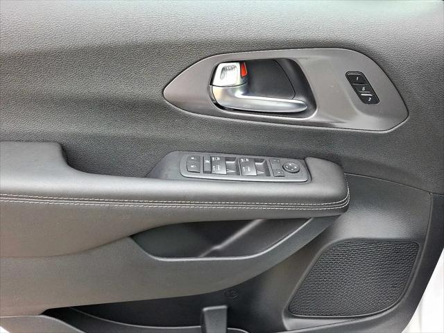 2026 Chrysler Pacifica Select AWD