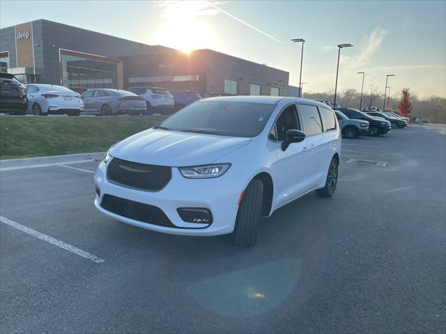 2026 Chrysler Pacifica Select AWD
