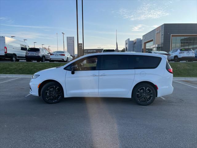 2026 Chrysler Pacifica Select AWD