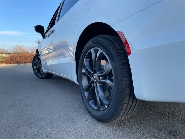 2026 Chrysler Pacifica Select AWD