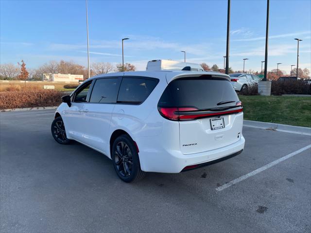 2026 Chrysler Pacifica Select AWD