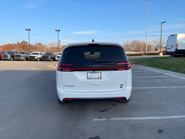 2026 Chrysler Pacifica Select AWD