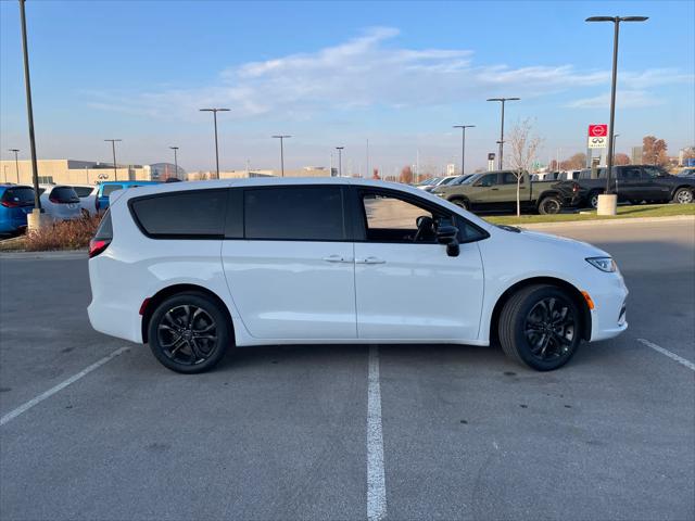 2026 Chrysler Pacifica Select AWD