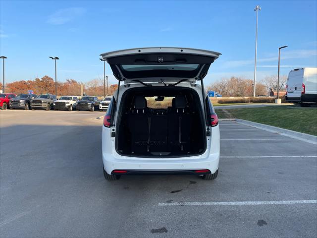 2026 Chrysler Pacifica Select AWD
