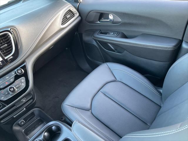 2026 Chrysler Pacifica Select AWD