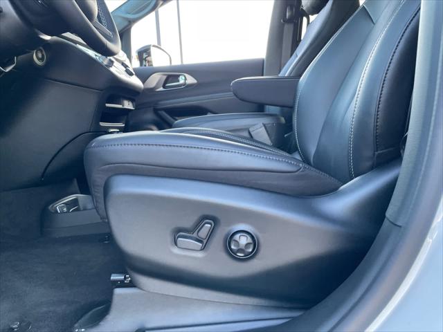 2026 Chrysler Pacifica Select AWD