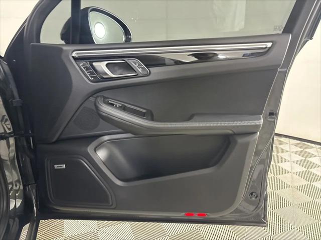 2022 Porsche Macan Standard