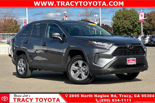 2025 Toyota RAV4 LE's photo